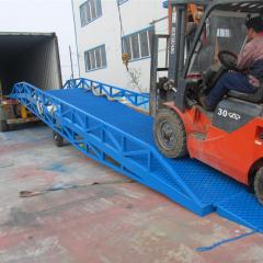 移動(dòng)式登車(chē)橋工作中