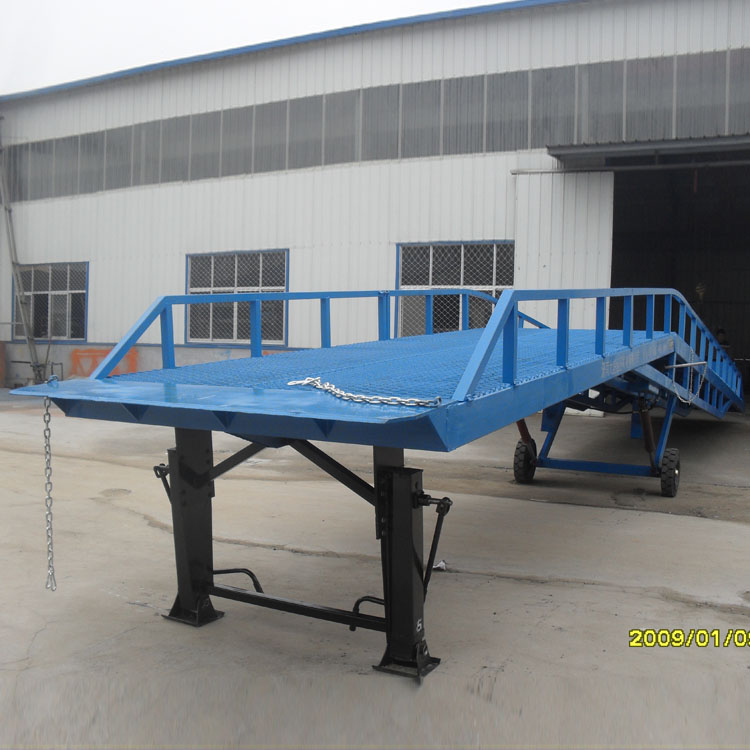移動(dòng)式登車橋.jpg 移動(dòng)式登車橋.jpg