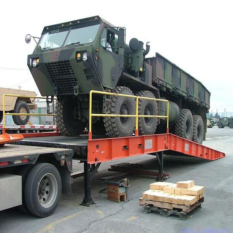 移動(dòng)式登車橋.jpg 移動(dòng)式登車橋.jpg