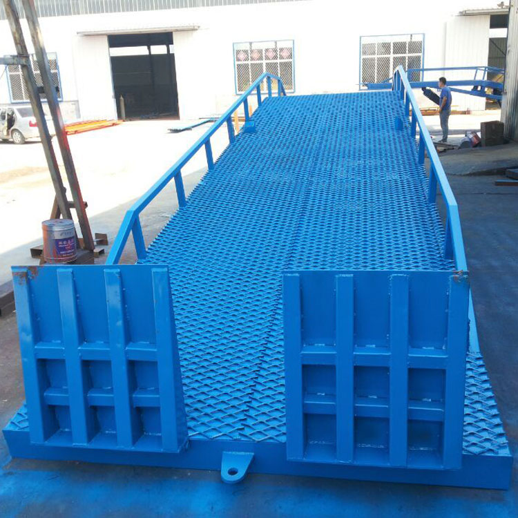 移動(dòng)式登車橋.jpg 移動(dòng)式登車橋.jpg