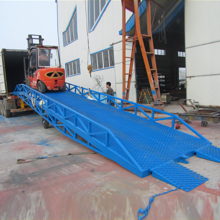 移動(dòng)式登車橋.jpg 移動(dòng)式登車橋.jpg