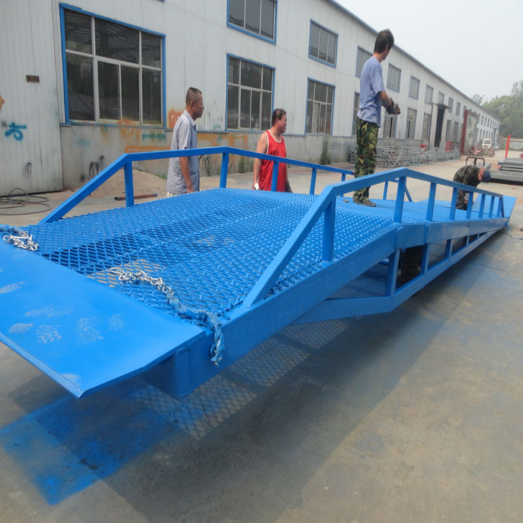 移動(dòng)式登車橋.jpg 移動(dòng)式登車橋.jpg