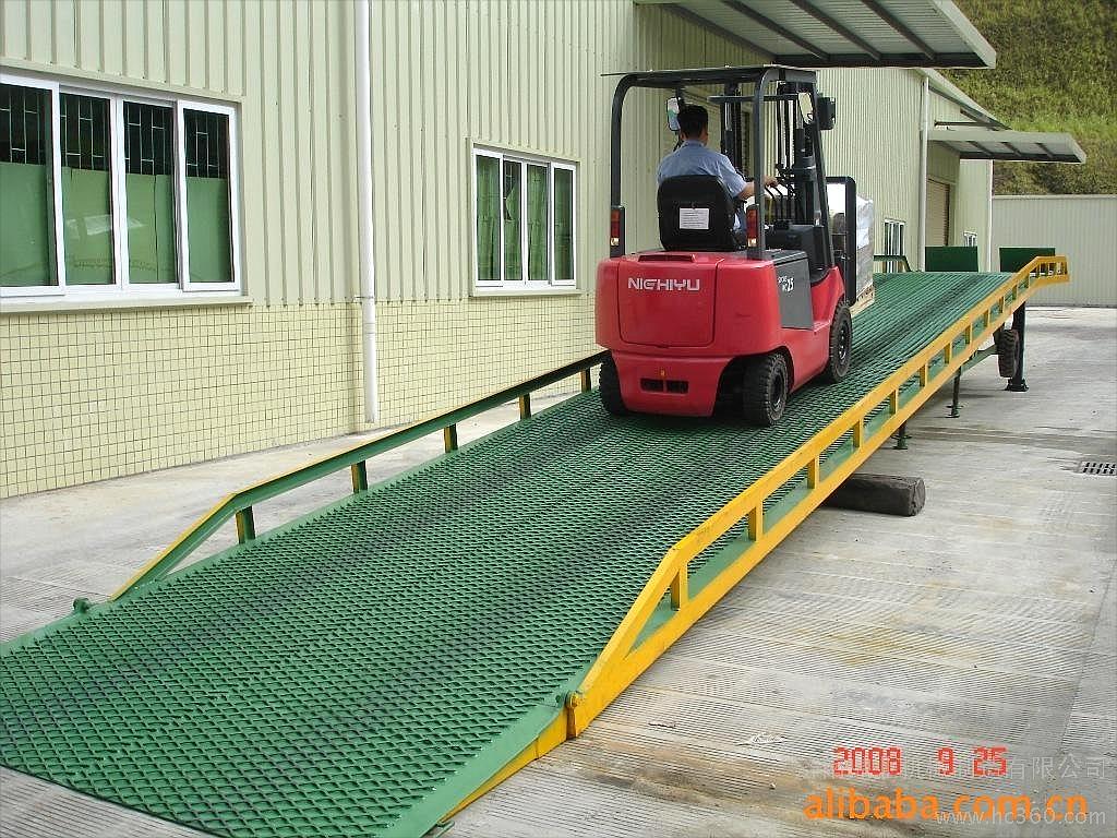 移動式登車橋.jpg 移動式登車橋.jpg